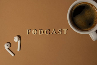 公告文本播客米色背景白色杯咖啡无线耳机播客概念听广播音频疗愈健康声音