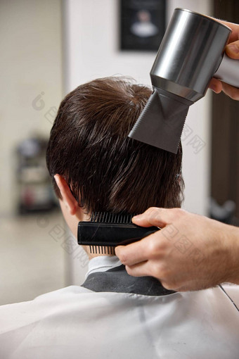 专业理发师工作男人。客户端头发干燥机理发师商店发型理发店
