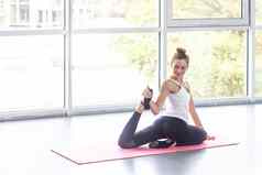 运动女人练习瑜伽腿王鸽子构成气候变暖伸展运动肌肉