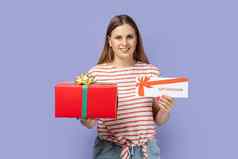 女人持有礼物凭证红色的礼物盒子准备现在赠品