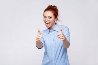 快乐的快乐的很高兴女人穿蓝色的衬衫显示拇指<strong>享</strong>受<strong>服务</strong>推荐
