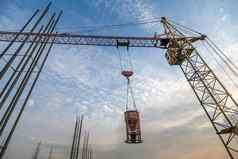 低角拍摄起重机设备建设网站建筑基础设施