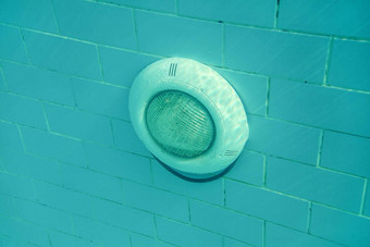 电光游泳池蓝色的瓷砖墙太阳闪亮的水下照片