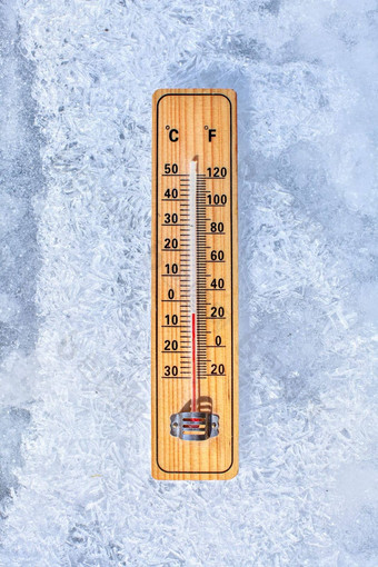 温度计铺设冰显示-度太阳闪亮的一边冬天低温度未来概念