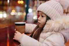 可爱的快乐女孩饮料热茶街咖啡馆
