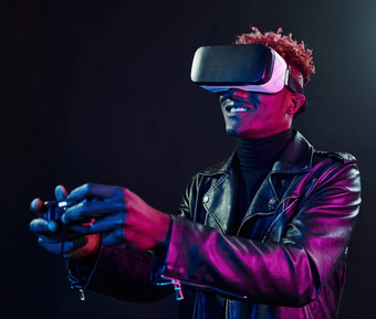 虚拟现实经验未来主义的霓虹灯照明年轻的非洲美国男人。工作室