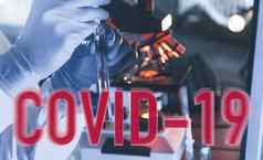 红色的科维德词科学家保护统一的工作病毒在室内实验室测试管显微镜