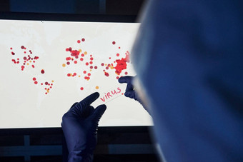 男人的手持有镜头病毒标题背景世界地图感染