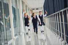 活跃的学校孩子们统一的运行走廊概念教育