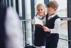 学校孩子们统一的阅读书走廊概念教育