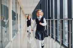 学校女孩统一的运行走廊概念教育