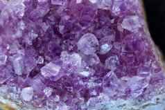 水晶石头矿物紫色的粗糙的紫水晶石英晶体关闭宏