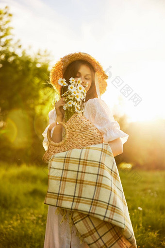 肖像幸福的微笑女人场基斯回来射线设置太阳篮子花毯子手