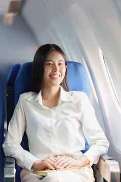 美丽的亚洲业务女人快乐微笑奢侈品飞行工作旅行业务概念