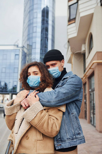 夫妇保护面具拥抱城市业务建筑检疫时间概念冠状病毒