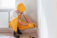 杂工黄色的统一的作品电安装套接字房子改造概念