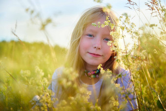 肖像漂亮的金发女郎女孩有趣的草地自然景观草花阳光明媚的夏天一天肖像十几岁的孩子夏天春天在户外场