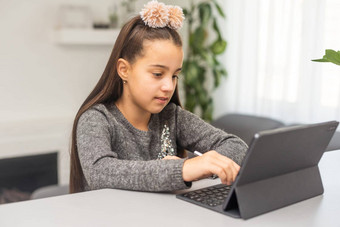 学校孩子女孩学生数字平板电脑屏幕桌子上在线<strong>教育</strong>虚拟类软件<strong>科技</strong>广告