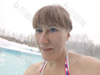 成人成熟的女人需要自拍池温暖的热铁尔玛鲁矿物水冬天白色雪健康中心概念健康护理旅行娱乐医学休息
