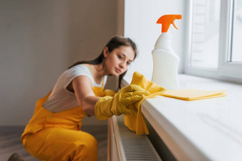 家庭主妇黄色的统一的作品窗口表面更清洁的在室内房子改造概念