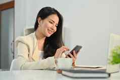 有吸引力的亚洲女金融顾问聊天客户端在线给互联网咨询客户移动电话