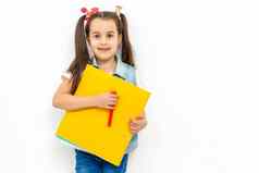 快乐甜蜜的学校女孩携带书包背包书微笑教育回来学校概念孤立的白色背景