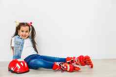 快乐女孩辊溜冰鞋保护齿轮休息孤立的