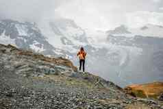 女人背包山背景前gornergrat策马特瑞士徒步旅行阿尔卑斯山脉