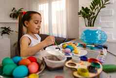 复活节假期庆祝活动可爱的女孩快乐小孩子色彩斑斓的鸡蛋铅笔