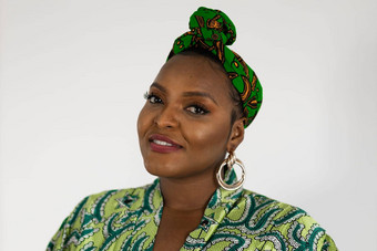 肖像快乐的非洲美国女人<strong>头巾头巾</strong>白色墙快乐微笑夫人穿传统的非洲围巾