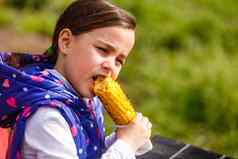 女孩吃玉米场