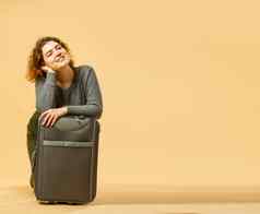 旅行者旅游女人橙色背景乘客旅行在国外旅行周末度假空气飞行旅程概念