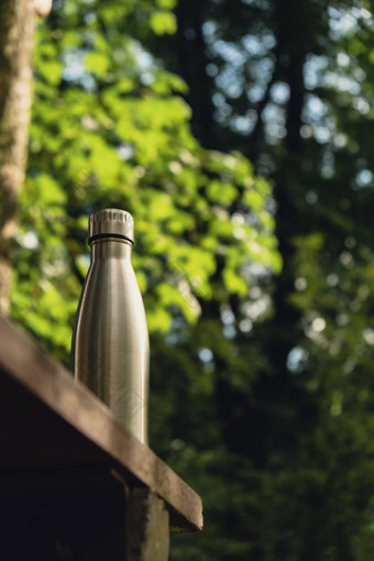 水瓶可重用的钢热水瓶木板凳上等角概念可持续发展的生活方式塑料免费的<strong>浪费</strong>免费的生活绿色环境保护