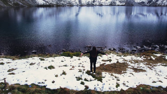 快乐女人享受黑关节豆荚雷萨米黑色的池塘<strong>湖</strong>海产的奥科雪<strong>山</strong>小屋波兰的塔特拉<strong>山</strong>无人机视图扎科帕内波兰空中视图拍摄美丽的绿色<strong>山山</strong>黑暗云反射<strong>湖</strong>海产的奥科<strong>湖</strong>