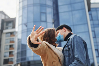 夫妇保护面具接吻城市业务建筑检疫时间概念冠状病毒