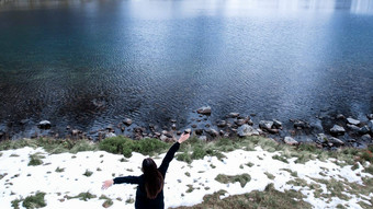 快乐女人享受黑关节豆荚雷萨米黑色的池塘湖海产的奥科雪山小屋波兰的塔特拉山无人机视图扎科帕内波兰空中视图拍摄美丽的绿色山山黑暗云反射湖海产的奥科湖