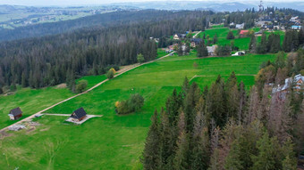 空中视图扎科帕内小镇下面塔特拉山山古巴沃夫卡山范围无人机高山绿色山夏天春天风景优美的山视图波兰