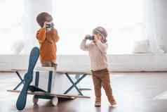 男孩复古的飞行员统一的有趣的玩具飞机在室内