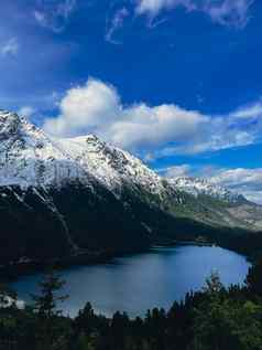 海产的奥科湖雪山小屋波兰的塔特拉山扎科帕内波兰美丽的绿色山山黑暗云反射湖海产的奥科湖