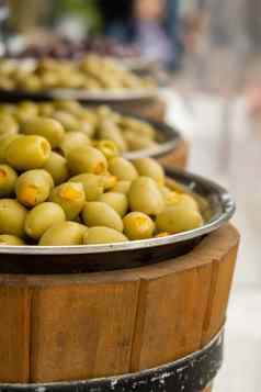 腌制橄榄当地的食物街市场格但斯克波兰销售购买街食物分类开胃的橄榄市场