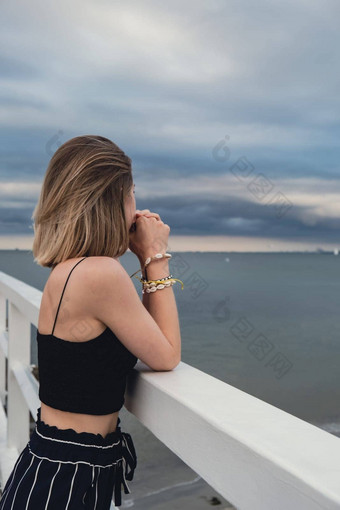 年轻的女人站木码头模糊海滨背景有吸引力的女享受海海岸旅行活跃的生活方式概念春天健康幸福精神健康和平慢生活