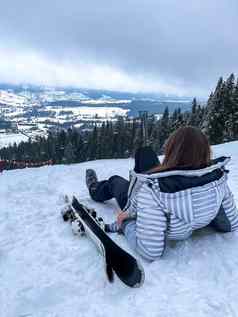 拍摄滑雪女人坐着滑雪坡休息放松极端的娱乐活跃的生活方式活动女滑雪坡山冬天活跃的体育运动