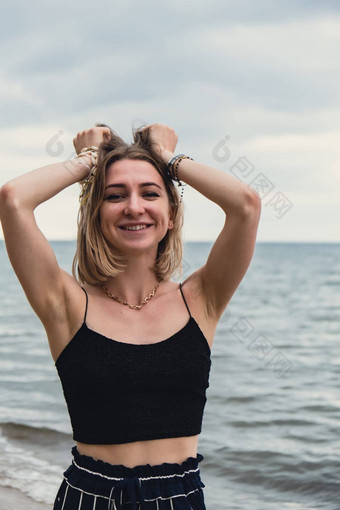 年轻的女人站模糊海滨背景有吸引力的女享受走海海岸旅行活跃的生活方式概念春天放松青年爱生活方式孤独自然健康幸福精神健康和平慢生活