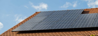 生态<strong>房子太阳能</strong>面板替代传统的能源电池带电<strong>太阳能</strong>细胞广告绿色能源可持续发展的生活可再生