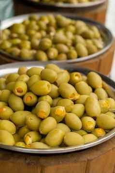 腌制橄榄当地的食物街市场格但斯克波兰销售购买街食物分类开胃的橄榄市场