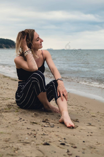 年轻的女人选址模糊海滨背景有吸引力的女享受海海岸旅行活跃的<strong>生活</strong>方式概念春天放松青年<strong>爱生活</strong>方式孤独自然<strong>健康</strong>幸福精神<strong>健康</strong>和平慢<strong>生活</strong>