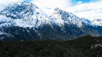 黑关节豆荚雷萨米黑色的池塘<strong>湖</strong>海产的奥科雪<strong>山</strong>小屋波兰的塔特拉<strong>山</strong>无人机视图扎科帕内波兰空中视图拍摄美丽的绿色<strong>山山</strong>黑暗云反射<strong>湖</strong>海产的奥科<strong>湖</strong>