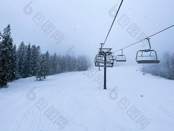 滑雪电梯雪山冬天森林椅子电梯滑雪度假胜地冬天雪天气滑雪假期冬天体育运动户外活动户外旅游