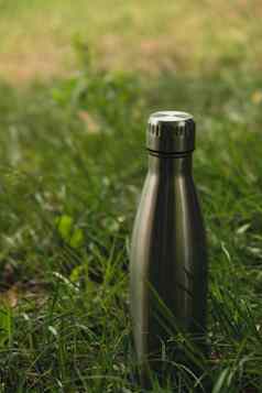 水瓶可重用的钢热水瓶绿色草可持续发展的生活方式塑料免费的浪费免费的生活绿色环境保护