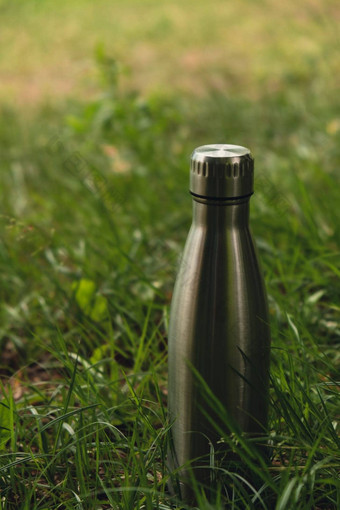 水瓶可重用的钢<strong>热水</strong>瓶绿色草可持续发展的生活方式塑料<strong>免费</strong>的浪费<strong>免费</strong>的生活绿色环境保护